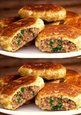 Kremowe placki ziemniaczane z mielonym mięsem i pieczarkami