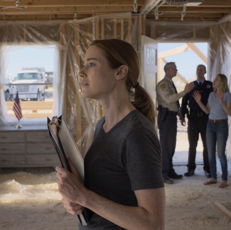 W chwili, gdy wylądowałam na Florydzie, zobaczyłam, jak moja siostra wysyła mi mrożącą krew w żyłach wiadomość: „Sprzedałam dom na plaży za 5 milionów dolarów – dzięki, że byłaś za granicą!”. Pędząc prosto na brzeg, wpadłam na robotników rozwalających taras, nabywcę otwierającego teczkę… a nazwisko w linijce „świadka” sprawiło, że zamarłam.