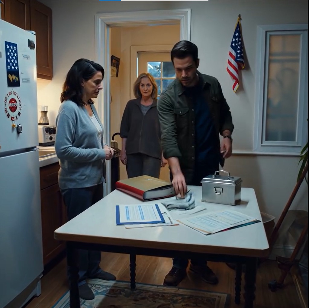 Odziedziczyłem majątek babci wart 800 tys. dolarów, więc po cichu wpłaciłem go na fundusz powierniczy – na wszelki wypadek. Dwa tygodnie temu mój brat pojawił się z mamą, uśmiechając się szeroko: „Zapisaliśmy dom na moje nazwisko – musicie się wyprowadzić do niedzieli”. Uśmiechnąłem się tylko i powiedziałem: „Naprawdę myślisz, że na to pozwolę?”. W następnym tygodniu wrócili z ekipą przeprowadzkową i… kompletnie znieruchomieli.