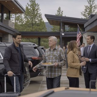 Kiedy wszedłem do rezydencji za 6,8 miliona dolarów, którą kupiłem dla mojej matki, zastałem ją w prostym uniformie z tacą, jakby tam pracowała. Spojrzała prosto na mnie… i nie poznała własnego syna. Nie podniosłem głosu. Wyszedłem na zewnątrz, zadzwoniłem do ekipy i powiedziałem jedno spokojne zdanie: „Zabezpieczcie bramę. Niech nikt nie wyjdzie, dopóki nie dowiem się, co się dzieje”.