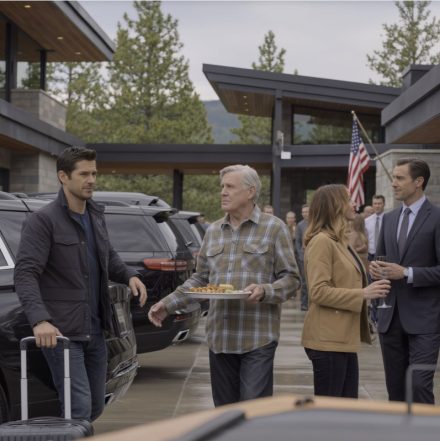 Kiedy wszedłem do rezydencji za 6,8 miliona dolarów, którą kupiłem dla mojej matki, zastałem ją w prostym uniformie z tacą, jakby tam pracowała. Spojrzała prosto na mnie… i nie poznała własnego syna. Nie podniosłem głosu. Wyszedłem na zewnątrz, zadzwoniłem do ekipy i powiedziałem jedno spokojne zdanie: „Zabezpieczcie bramę. Niech nikt nie wyjdzie, dopóki nie dowiem się, co się dzieje”.