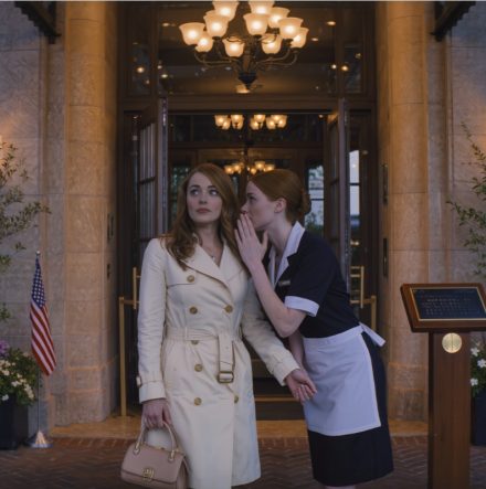 Tydzień przed moim ślubem kelnerka, która nigdy wcześniej mnie nie widziała, spojrzała mi prosto w oczy i powiedziała: „Heleno, schowaj się za parawanem”… a pięć minut później usłyszałam, jak mój narzeczony mówi: „Nie pozwól jej tego przeczytać”.