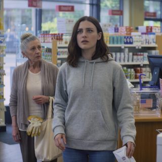 Kobieta w aptece w Seattle patrzyła na mnie, jakby zobaczyła ducha – a potem powiedziała imię, przez które moja torba z lekami wypadła mi z ręki