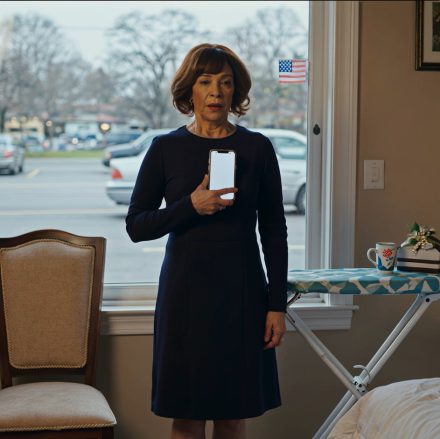 Mój syn wysłał mnie Uberem na swój ślub… podczas gdy jego teściowa przyjechała moim samochodem, uśmiechnięta. Następnego dnia okazało się, że przyjęcie nie zostało opłacone – więc odwołałam wszystko, ale wszystko zaczęło się kilka godzin wcześniej, kiedy moje żelazko syczało nad granatową sukienką w moim mieszkaniu w Kansas City.