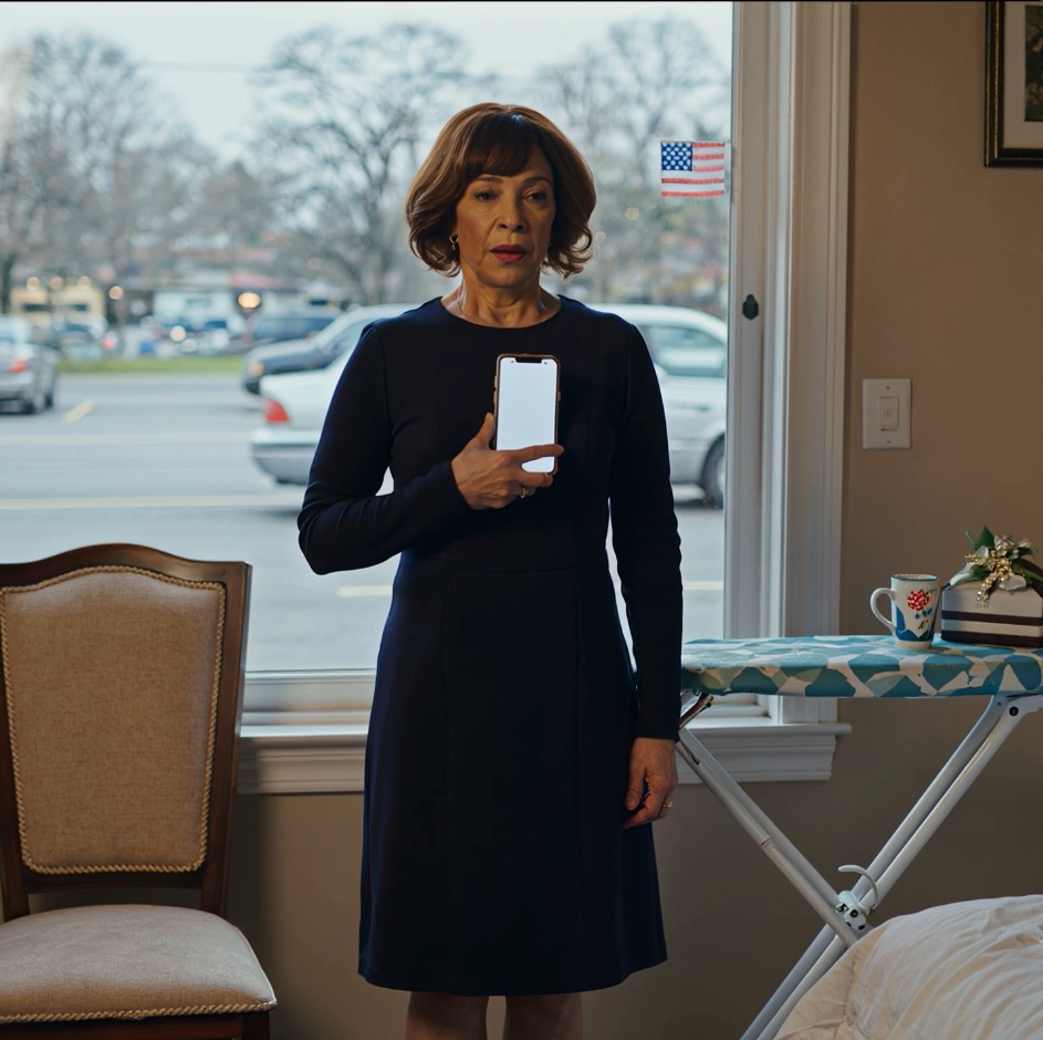 Mój syn wysłał mnie Uberem na swój ślub… podczas gdy jego teściowa przyjechała moim samochodem, uśmiechnięta. Następnego dnia okazało się, że przyjęcie nie zostało opłacone – więc odwołałam wszystko, ale wszystko zaczęło się kilka godzin wcześniej, kiedy moje żelazko syczało nad granatową sukienką w moim mieszkaniu w Kansas City.