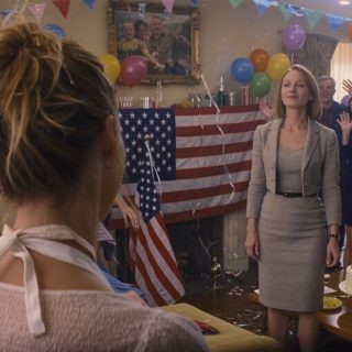 Rodzice kazali mi gotować i sprzątać sama na urodzinach siostry – w domu było 50 gości. Kiedy poprosiłam o pomoc, mama roześmiała się przy wszystkich: „Jesteś jedyną osobą bez prawdziwej pracy, masz czas”. Uśmiechnęłam się tylko, postawiłam tacę z naczyniami i wyszłam. Dokładnie godzinę później siostra zadzwoniła ze szlochem: „Do kogo dzwoniłaś? Mama go właśnie zobaczyła i… o mój Boże…”