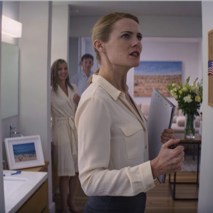 „Wylatywałam w podróż służbową, ale lot został odwołany i wróciłam do domu. Kiedy otworzyłam drzwi, stała tam obca kobieta ubrana w mój szlafrok. „Pewnie jesteś agentką nieruchomości, prawda? Mój mąż powiedział, że przyjdziesz wycenić nasze mieszkanie”. Bez słowa skinęłam głową i weszłam do środka…”