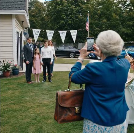 Mój tata dał mojej 16-letniej siostrze trzy sypialnie – jedną na książki, jedną na sztukę i jedną tylko do spania. Kiedy z synem nie mieliśmy gdzie się zatrzymać, powiedział: „Nie ma miejsca”. Zapytałem, czy mój syn mógłby spać w małej przestrzeni pod schodami. Jego odpowiedź sprawiła, że ​​zerwałem z nim kontakt na dobre.
