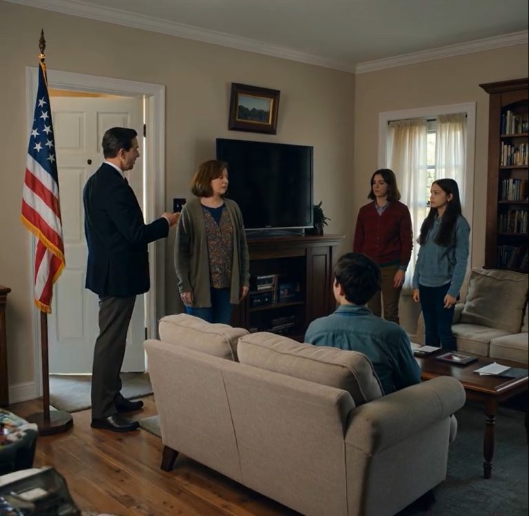 Wróciłam z pogrzebu z bijącym sercem. Miałam właśnie powiedzieć rodzicom i rodzeństwu, że potajemnie zostawił mi dwie farmy i rezydencję w Los Angeles – ale usłyszałam ich głosy za drzwiami, a to, co usłyszałam później… przyprawiło mnie o dreszcze.