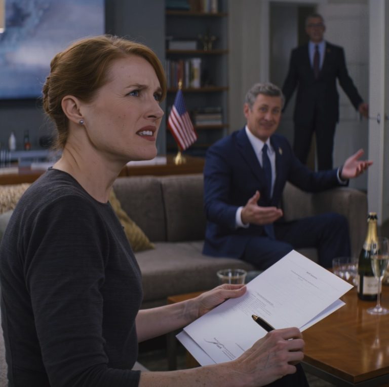 Mój mąż zadzwonił do mnie do pracy i powiedział: „Właśnie odziedziczyłem 800 milionów dolarów po wujku – spakuj się i wynoś się z naszego mieszkania jeszcze dziś”. Kiedy wróciłam do domu, papiery rozwodowe leżały już na stole… Podpisałam bez drżenia rąk, uśmiechnęłam się i powiedziałam: „Ciesz się nowym majątkiem”. Zaśmiał się… i nigdy nie zapomnę, co się potem wydarzyło.