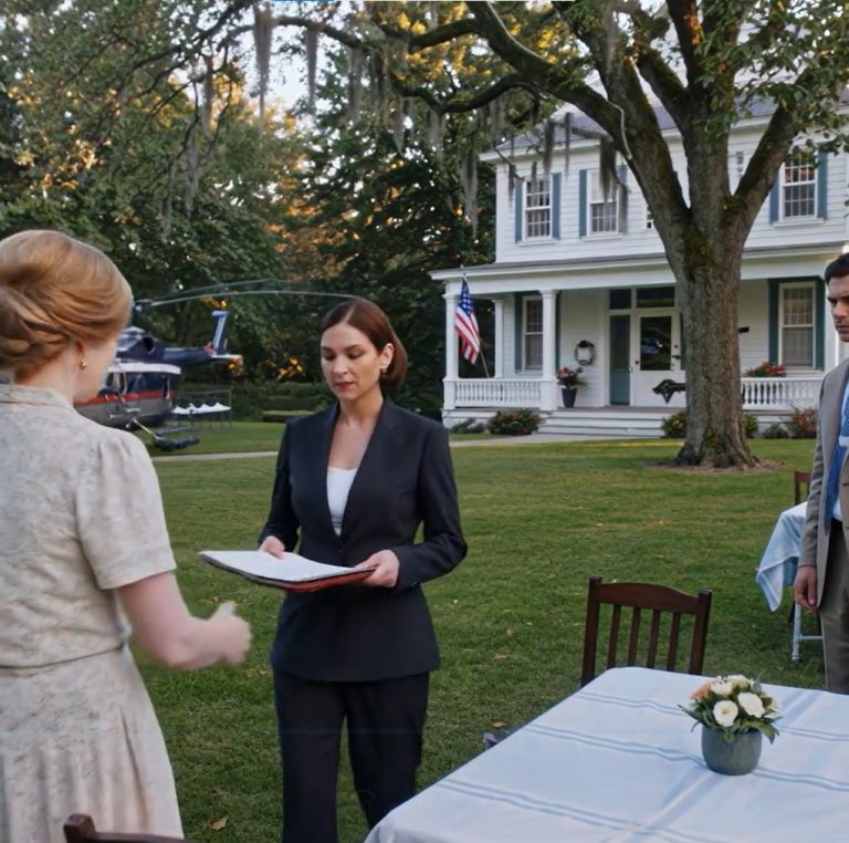 Mój tata zażądał, żebym przekazała fundusz na studia mojej córki utalentowanemu synowi mojego brata. „On idzie na Yale, twoje dziecko jest przeciętne”. Kiedy odmówiłam, moja siostra na mnie napluła. Lata później, na zjeździe rodzinnym, moja córka przyleciała helikopterem. Co wręczyła mojej „teraz bezdomnej” siostrze… Nikt się tego nie spodziewał.