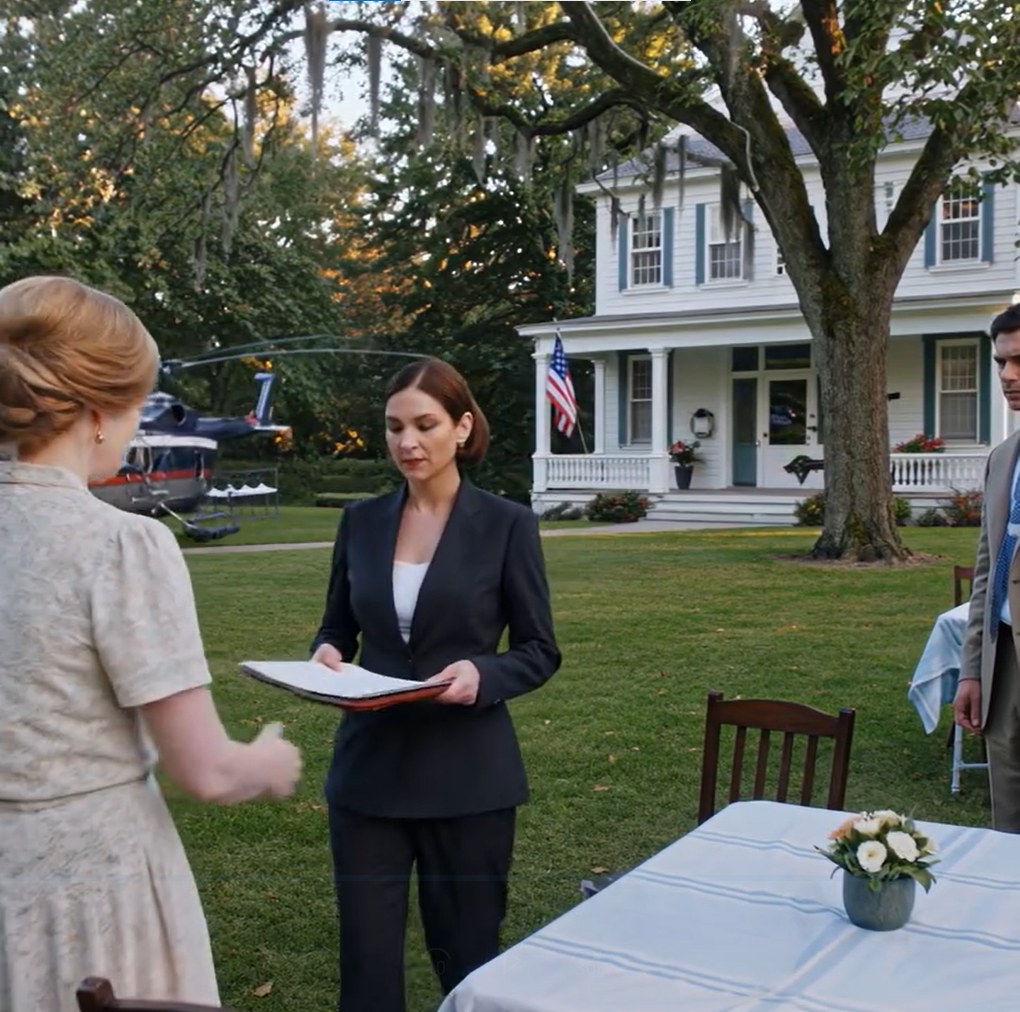 Mój tata zażądał, żebym przekazała fundusz na studia mojej córki utalentowanemu synowi mojego brata. „On idzie na Yale, twoje dziecko jest przeciętne”. Kiedy odmówiłam, moja siostra na mnie napluła. Lata później, na zjeździe rodzinnym, moja córka przyleciała helikopterem. Co wręczyła mojej „teraz bezdomnej” siostrze… Nikt się tego nie spodziewał.