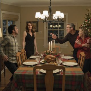 W bożonarodzeniowy poranek stałam w swoim dziecięcym pokoju, otoczona zaklejonymi taśmą pudłami, i patrzyłam, jak twarz mojego ojca rzednie, gdy przewijał ekran telefonu. Mama zaciskała obie dłonie na ramieniu mojego brata Tylera, a on syczał pod nosem: „Naprawa szkód”, jakby reputacja naszej rodziny była cieknącą rurą. Na moim biurku, obok wydrukowanego e-maila z potwierdzeniem przyjęcia na Georgetown, leżał list z potwierdzeniem, jasny, niewinny i jakoś głośniejszy od wszystkich. Na dole grała zbyt głośna muzyka świąteczna, a światełka na choince mrugały w progu, udając, że ten poranek był dla każdego zwyczajny.