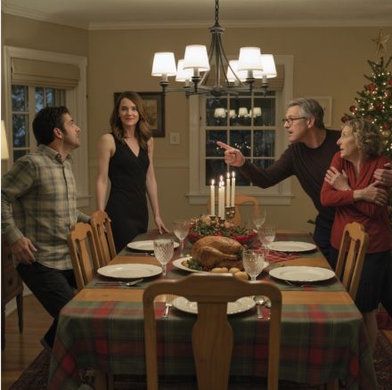 W bożonarodzeniowy poranek stałam w swoim dziecięcym pokoju, otoczona zaklejonymi taśmą pudłami, i patrzyłam, jak twarz mojego ojca rzednie, gdy przewijał ekran telefonu. Mama zaciskała obie dłonie na ramieniu mojego brata Tylera, a on syczał pod nosem: „Naprawa szkód”, jakby reputacja naszej rodziny była cieknącą rurą. Na moim biurku, obok wydrukowanego e-maila z potwierdzeniem przyjęcia na Georgetown, leżał list z potwierdzeniem, jasny, niewinny i jakoś głośniejszy od wszystkich. Na dole grała zbyt głośna muzyka świąteczna, a światełka na choince mrugały w progu, udając, że ten poranek był dla każdego zwyczajny.