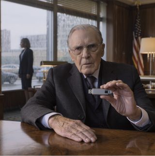 Dwa miesiące po śmierci Jamesa na „chorobę serca” zadzwonił do mnie mój prawnik i włożył mi do ręki zimny dysk USB: „Oglądaj to sam — nie mów żonie” — jego słowa w nagraniu były jednocześnie pożegnaniem i ostrzeżeniem, które zniszczyło wszystkie moje przekonania, uświadamiając mi, że osoba śpiąca obok mnie nie była osobą, której ufałem…