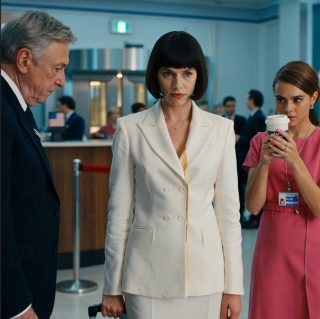 Stażystka oblała mnie kawą, po czym głośno oznajmiła, że ​​jej mąż jest dyrektorem tego szpitala. Spokojnie zawołałam męża: „Powinieneś tu przyjechać. Twoja nowa żona właśnie oblała mnie kawą”.