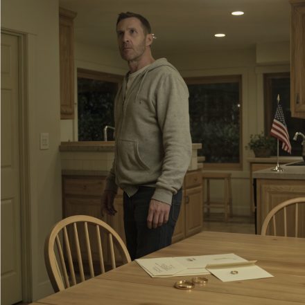 Moja żona poszła do biura, jej rodzice zaprosili jej „byłego”, żeby usiadł na moim miejscu — i zostałem skreślony z listy — nie robiłem zamieszania podczas ceremonii, po prostu cicho się spakowałem i zniknąłem… a tamtej nocy, kiedy wróciła do domu, to, co czekało na stole, sprawiło, że cała rodzina wstrzymała oddech.