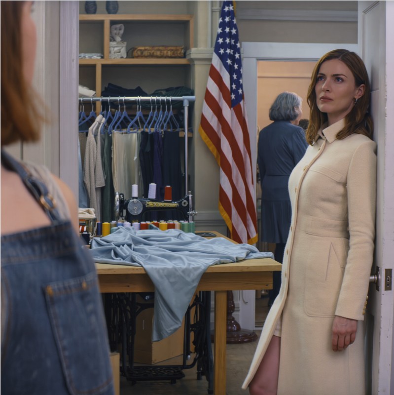 Moja siostra szydziła, nazywając mnie „robotnicą”, bo prowadziłam tylko mały zakład krawiecki. Mama dołączyła do niej, szydząc: „Bezużyteczna. Wszystko, co robisz, to tandetne śmieci”. Moja siostra uśmiechnęła się złośliwie: „Bądź wdzięczna, że ​​pozwoliłam ci szyć na mój występ”. Uśmiechnęłam się spokojnie: „Będzie dla mnie zaszczytem uszyć ci najpiękniejszą suknię”. Tego wieczoru, na scenie, naprawdę „zabłysnęła” w sukni, którą uszyłam.