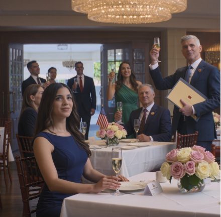 Na przyjęciu z okazji ukończenia przeze mnie szkoły, mój tata wzniósł toast… moja młodsza siostra — po czym bez ogródek powiedziała: „Chciałabym, żeby ktoś inny otrzymał ten dyplom” — moja mama skinęła głową, w całym pomieszczeniu zapadła cisza, cicho wyszłam, niezauważona przez nikogo… ale nikt nie wiedział, że „zarezerwowałam miejsce” dla spóźnialskiego, a gdy tylko wszedł, wszystko się zmieniło.