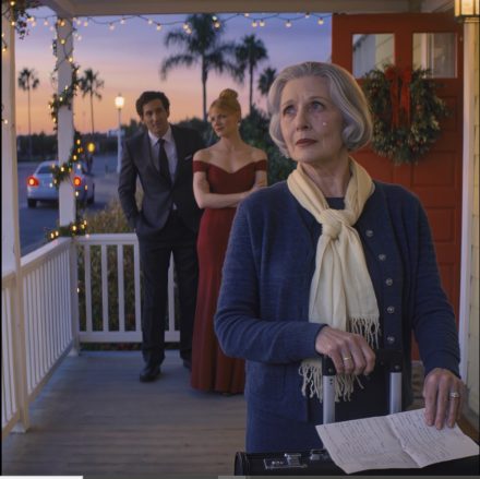 Mój syn obiecał: „Do zobaczenia na święta, mamo!”. Przemierzyłam więc cały kraj, przesiedziałam pięciogodzinny lot z opóźnieniem i wylądowałam w San Diego z walizką pełną prezentów – tylko po to, by szepnął przy bramce: „Moja żona zmieniła zdanie; nie jesteś mile widziana w domu. Jest ławka przy przystanku autobusowym, gdzie możesz poczekać na kolejny lot powrotny”. Nie miał pojęcia, że wart 3 miliony dolarów startup technologiczny, który właśnie założył, jest finansowany z mojej „tajemniczej” emerytury – a ja miałam zamiar odłączyć go od aparatury podtrzymującej życie przed Nowym Rokiem.