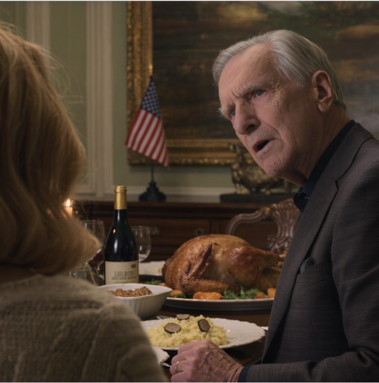 „Co do cholery? Przelewam ci 1500 dolarów co miesiąc!” – warknął dziadek przy stole w Święto Dziękczynienia, podczas gdy cała rodzina wciąż się śmiała i rozmawiała. Zamarłem: „O czym ty mówisz?”. Prawnik otworzył laptopa i wyświetlił wyciągi z przelewów – 60 przelewów w ciągu pięciu lat – moi rodzice zbladli, a siostra poczerwieniała na twarzy. A potem spojrzał prosto na mnie i rzucił jeszcze jedno zdanie, które sprawiło, że „rodzinna gra” zaczęła pękać…