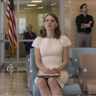 Po raz trzeci zostałam „zbombardowana” w ratuszu w Denver, a pracownica wskazała na mężczyznę w czarnej koszuli, który czekał od rana: „On też został oszukany trzy razy – powinniście się po prostu pobrać!”… Zwróćcie uwagę na patrzenie na siebie przez 10 sekund, mówienie „OK”, podpisywanie dokumentów przez 20 minut… Ale tej nocy, dzięki jednemu telefonowi i jednej ostemplowanej kartce papieru, w końcu zrozumiałam: mój były nie tylko chciał mnie zawstydzić – UKRYWAŁ COŚ, CO ZMUSIŁO MNIE DO DZIAŁANIA PIERWSZY…