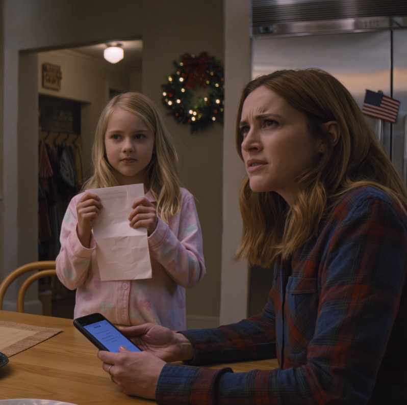 W Wigilię moja siedmioletnia córka znalazła liścik od rodziców: „Wyjeżdżamy na Hawaje. Proszę, WYPROWADŹCIE SIĘ, zanim wrócimy”. Jej ręce się trzęsły. Nie krzyczałam. Wzięłam telefon i wydałam drobne. Zobaczyli, co zrobiłam, i zbladli…