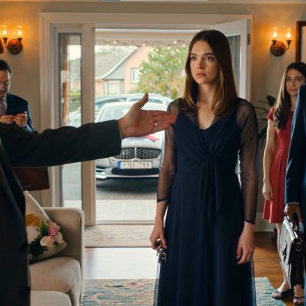 Moi rodzice sprzedali zabytkowy fortepian mojej babci – ten, który zostawiła tylko mnie – i za 95 000 dolarów kupili mojej siostrze samochód. Kiedy powiedziałem o tym babci z jej hospicjum, sięgnęła po telefon, wykonała jeden telefon i powiedziała: „CZAS, ŻEBY SPOTKALI SIĘ Z MOIM ADWOKATEM”.