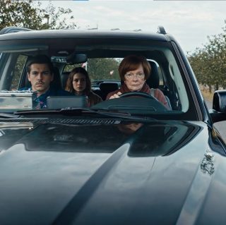 Trzy tygodnie po pogrzebie mojego męża moje własne dzieci próbowały wypchnąć mnie z sadu w Pensylwanii, który zbudowaliśmy — aż w końcu zostawiły mnie na poboczu wiejskiej drogi z walizką i bez telefonu, nie zauważając jedynej rzeczy w mojej torbie, która mogłaby pokrzyżować ich plany.