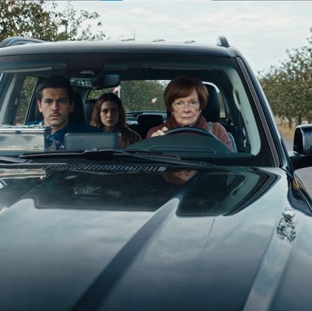 Trzy tygodnie po pogrzebie mojego męża moje własne dzieci próbowały wypchnąć mnie z sadu w Pensylwanii, który zbudowaliśmy — aż w końcu zostawiły mnie na poboczu wiejskiej drogi z walizką i bez telefonu, nie zauważając jedynej rzeczy w mojej torbie, która mogłaby pokrzyżować ich plany.