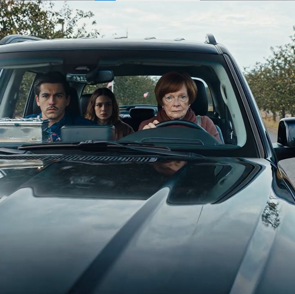 Trzy tygodnie po pogrzebie mojego męża moje własne dzieci próbowały wypchnąć mnie z sadu w Pensylwanii, który zbudowaliśmy — aż w końcu zostawiły mnie na poboczu wiejskiej drogi z walizką i bez telefonu, nie zauważając jedynej rzeczy w mojej torbie, która mogłaby pokrzyżować ich plany.