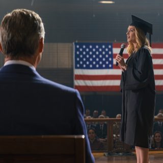 Podczas uroczystości wręczenia dyplomów lekarskich w Walencji moja córka powiedziała przed 500 osobami: „Dziękuję wszystkim… oprócz mojego ojca, wstyd dla tej rodziny”. Wstałem, uśmiechnąłem się i wyszedłem, zostawiając bukiet i kluczyki do samochodu w kieszeni kurtki. Tej nocy ponownie otworzyłem sześć lat akt, dotknąłem kwoty 120 000 euro i wykonałem dokładnie jeden telefon. O 3 nad ranem mój telefon eksplodował 73 wiadomościami – ale to, co odkryłem później, sprawiło, że cała rodzina zamilkła…