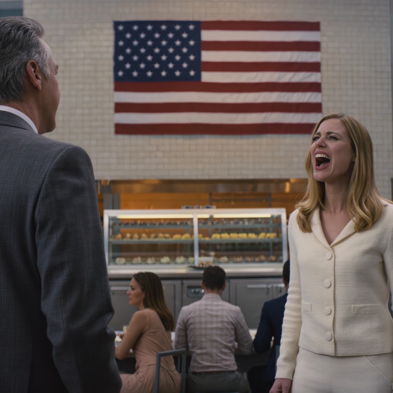 Mama właśnie zadzwoniła: „Nie przychodź na kolację zaręczynową, cuchniesz drożdżami”, a następnego ranka cała moja rodzina wpadła do mojej piekarni w Bostonie, żądając, żebym przyspieszyła sprzedaż ciasteczek z płatkami złota za darmo; moja siostra krzyknęła: „Jesteś tylko piekarzem!” prosto przy ladzie… kiedy jej narzeczony miliarder przeszedł obok panny młodej, prosto do mnie: „Próbuję cię poznać od sześciu miesięcy”. Moja rodzina zbladła.