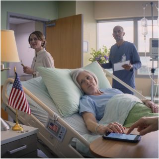 Kiedy lekarz powiedział, że zostały mi tylko trzy dni, moja synowa ścisnęła moją dłoń, płacząc i błagając, żebym mogła wyjść z pokoju, a potem wyszeptała… Myślała, że ​​nikt nie będzie wiedział, co zrobiła, kiedy wyjdzie, bo wszyscy patrzyli na mnie, a nie na nią. Nie zauważyła jednak maleńkiej kamery nad moim łóżkiem… i planu, który obmyśliłam miesiące wcześniej.