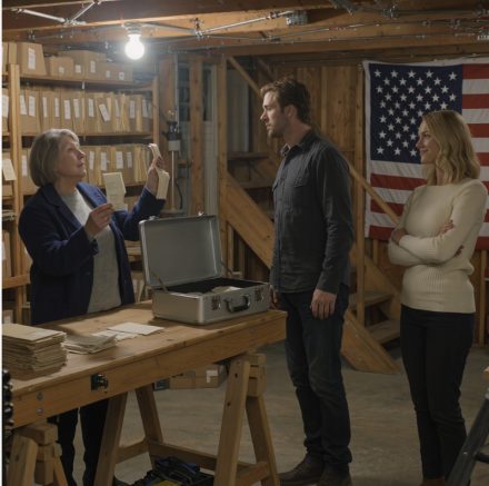 Mój syn krzyknął: „Zostajesz tutaj – nigdzie nie pójdziesz!”. Wyrwał mi telefon, zamknął mnie w wiejskim domu, nie dając mi możliwości kontaktu z nikim, po czym uciekł z żoną i moją teściową. Ale następnego dnia dostał ode mnie wiadomość… i wrócił biegiem, w panice.