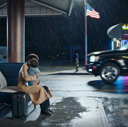 Mój mąż wyjechał 3 lata temu, a jego rodzina mnie wyrzuciła. Byłam na dworcu autobusowym z moim dzieckiem, gdy podjechał jego siostra luksusowym samochodem i powiedziała: „Wsiadaj. Muszę ci powiedzieć coś ważnego”.