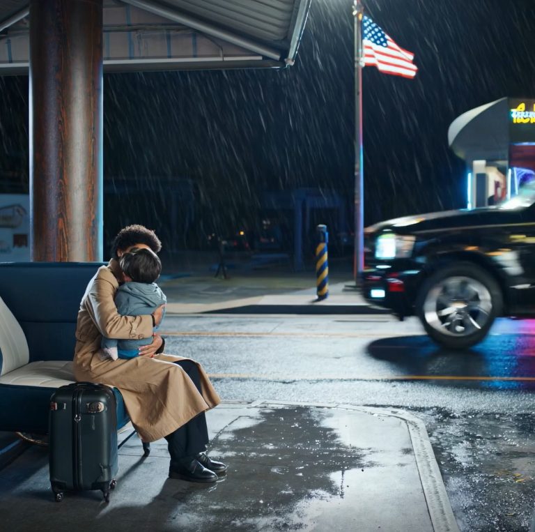 Mój mąż wyjechał 3 lata temu, a jego rodzina mnie wyrzuciła. Byłam na dworcu autobusowym z moim dzieckiem, gdy podjechał jego siostra luksusowym samochodem i powiedziała: „Wsiadaj. Muszę ci powiedzieć coś ważnego”.