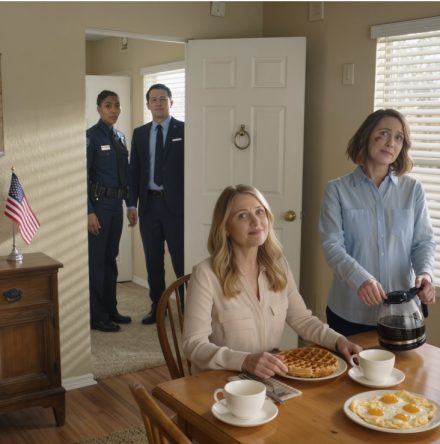 W środku zatłoczonego supermarketu w Des Moines, moja siostra uderzyła mnie w twarz tylko dlatego, że odmówiłem zapłaty rachunku kartą, na której widniało moje nazwisko… Przełknąłem upokorzenie, stałem jak skamieniały, pozwalając setkom oczu wpatrywać się w czerwony ślad na moim policzku. Następnego ranka wstałem przed świtem, nałożyłem na porcelanę mamy obfite śniadanie, a ona uśmiechnęła się zadowolona: „Dobrze. Właśnie taki widok lubię widzieć”… aż zamarła, widząc „gościa” już siedzącego przy stole.