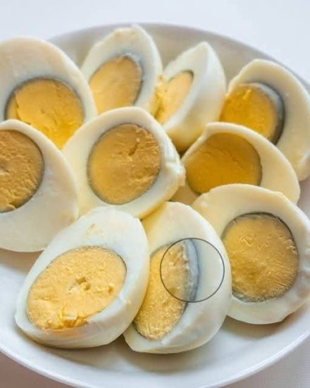 Dlaczego wokół jajka na twardo pojawia się zielona obwódka?