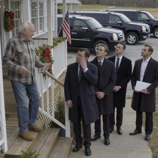 W 1988 roku okłamałem czterech młodych muzyków, którzy na mnie liczyli. Wziąłem ich stary van zespołu i zrobiłem coś, o czym nigdy im nie powiedziałem. O świcie odprawiłem ich, jakby nic się nie stało. Przez dekady martwiłem się, że prawda mnie dopadnie. Aż pewnego ranka przed moją przyczepą powoli zatrzymał się sznur ciemnych SUV-ów, a do moich drzwi podeszli nieznajomi. „Wiemy, co zrobiłeś w 1988 roku”.