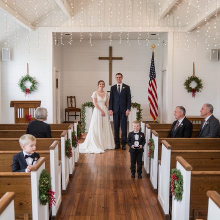 Na oczach 87 gości weselnych moi rodzice spojrzeli na mojego 4-letniego syna i powiedzieli: „Nie powinien tu dziś być”. Rodzeństwo się roześmiało. Syn schował się za moją nogą. Ale mój narzeczony się nie wahał – wstał, spojrzał moim rodzicom prosto w oczy, a to, co powiedział, sprawiło, że cała sala ucichła…