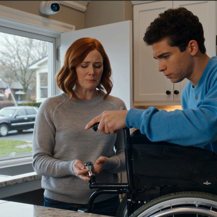 Mój mąż wyjechał w podróż służbową, zostawiając pod moją opieką całkowicie sparaliżowanego pasierba. W chwili, gdy jego samochód zniknął mi z oczu, mój pasierb zeskoczył z wózka inwalidzkiego i wyłączył przeciekającą kuchenkę gazową.