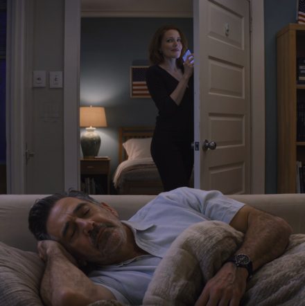 Przez pięć lat poświęciłem karierę, aby opiekować się żoną, która była przykuta do łóżka… potem lekarz przyjął mnie do szpitala i szepnął: „Ona jest całkowicie zdrowa”… tej nocy udawałem, że śpię na kanapie, potajemnie zerkając przez szparę w drzwiach o 3 nad ranem… i od tamtej chwili po cichu zmieniłem zasady gry…