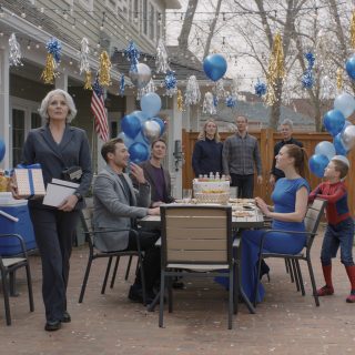 Na urodzinach mojego wnuka brakowało mi miejsca. Synowa powiedziała: „Ups, chyba się pomyliliśmy!”. Kilka osób parsknęło śmiechem – nikt się nie odezwał. Wyszłam po cichu… i po prostu wstrzymałam płatności.