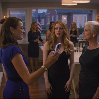 Na moim przyjęciu z okazji parapetówki wpadła moja siostra i powiedziała: „Ten dom jest idealny dla moich dzieci” – a mama uśmiechnęła się, jakby sprawa była przesądzona: „Zacznij się pakować. Wprowadzimy się jutro”. Nie sprzeciwiłem się. Po prostu się uśmiechnąłem, odblokowałem telefon i zadałem jedno ciche pytanie o to, co robili, kiedy miałem osiemnaście lat. Potem przechyliłem ekran w ich stronę i cały pokój zamarł – bo wiadomość na ekranie była sprzed lat i wciąż były na niej paragony. – Wiadomości