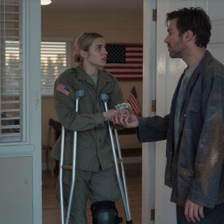 Dwa miesiące po śmierci Jamesa na „chorobę serca” zadzwonił do mnie mój prawnik i włożył mi do ręki zimny pendrive: „Oglądaj to sam – nie mów żonie”. Jego słowa w nagraniu były jednocześnie pożegnaniem i ostrzeżeniem, które zburzyło wszystkie moje przekonania, uświadamiając mi, że osoba śpiąca obok mnie nie była osobą, której ufałem. Nazywam się William Harrington. Mam 70 lat i myślałem, że rozumiem lojalność, dopóki centrum Chicago nie poszarzało od deszczu, a moje ręce nie przestawały się trząść. Sarah Jenkins nie przywitała mnie tak, jak zwykle. Zamknęła drzwi do biura, zaciągnęła rolety i spojrzała na mnie, jakby bała się, że ściany ją usłyszą. Przesunęła po biurku mały, srebrny pendrive, jakby ważył 45 kilogramów. „James zostawił to dla ciebie” – powiedziała cicho – „i kazał mi obiecać, że obejrzysz to sam”. „James był moim najlepszym przyjacielem przez pięćdziesiąt lat – takim, do którego dzwoni się, zanim zadzwoni się do rodziny. Pochowaliśmy go dwa miesiące temu i wszyscy mówili, że to po prostu jego serce się poddało, proste, smutne i nieuniknione. Ale moje ciało zdradziło mnie w cichy sposób, którego nie potrafiłam wytłumaczyć. Obwiniałam wiek, żałobę, czas, to, jak pusty dom sprawia, że ​​każdy kaszel brzmi głośniej niż powinien. Palce Sary zacisnęły się na kubku z kawą, jakby potrzebowała czegoś solidnego, czego mogłaby się uchwycić. „Powiedział mi, żebym poczekała sześćdziesiąt dni” – powiedziała – „bo nie uwierzysz, dopóki…”. Próbowałam się roześmiać, ale wyszło mi to kiepsko – sucho, blado, jak zapałka zatarta w ciemności. „Co czujesz?” – zapytałam, mimo że zimny strach już pełzł mi po kręgosłupie. Kiedy film się otworzył, na ekranie pojawiła się twarz Jamesa, pusta i zmęczona, ale jego wzrok był bystry w sposób, który nie pasował do pożegnania. Wypowiedział moje imię jak ostrzeżenie, a nie pożegnanie. Opisał moje poranki, zanim zdążyłam zaprzeczyć. nimi — dziwne zmęczenie, sposób, w jaki jedzenie nagle wywracało mi żołądek, drobne zmiany, które ukrywałam za uprzejmymi uśmiechami. Potem jego głos ucichł, a powietrze w biurze zdawało się rzadsze. Powiedział mi, że niebezpieczeństwo nie „znajduje się gdzieś tam”. Powiedział mi, że jest wystarczająco blisko, by dotknąć mojego ramienia, wystarczająco blisko, by otulić mnie kołdrą w nocy, wystarczająco blisko, by pocałować mnie w czoło i powiedzieć „kochanie”. „Moim pierwszym odruchem była obrona Emily, bo tak właśnie robią lojalni mężczyźni. Była dwadzieścia lat młodsza i miała ciepły, uważny głos — mój spokój po dekadach pracy i hałasu. Wyszedłem z biura Sary z pendrivem płonącym w kieszeni płaszcza jak żywy żar. Deszcz na Lake Shore Drive przypominał tysiąc maleńkich kroków goniących mój samochód do domu. Kiedy wszedłem do domu, światła były przyćmione, kominek palił się spokojnie, a całe pomieszczenie pachniało lawendą i komfortem. Emily podniosła wzrok z kanapy i uśmiechnęła się tym samym pięknym uśmiechem, któremu ufałem od lat. „Wyglądasz na wyczerpaną” — powiedziała cicho, już kierując się w stronę tacy z kawą. Przy stole. „Zrobiłam coś dla ciebie”. Odwróciła się z porcelanową filiżanką, parującą w powietrzu, delikatną i znajomą. Potem wyciągnęła ją do mnie obiema rękami, patrząc mi w twarz, jakby czekała na coś, czego nie potrafiłam nazwać. Jeśli taka historia Cię wciągnie, kliknij „Obserwuj” i „Lubię to” – a potem powiedz mi, które miasto Cię interesuje. Pełna historia w pierwszym komentarzu.