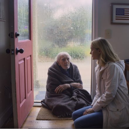 Wróciłem do domu na Święto Dziękczynienia i zastałem w domu rodziców ciemność i zimno. Z kuchni dostaliśmy wiadomość: „Wypływamy w rejs”. Ale kiedy zobaczyłem tatę drżącego z zimna, zostawili go samego, ale on otworzył oczy i upierał się: „Nie wiedzą nic o tym, jak mi pomóc się zemścić, kiedy wrócę do domu…”, po cichu planowałem moment, w którym wejdą przez drzwi wejściowe.