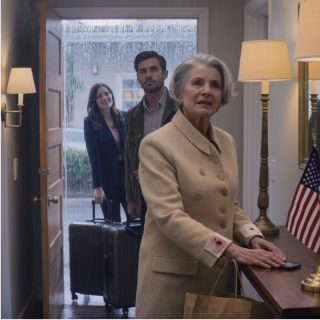 „Czy pytałaś właściciela o pozwolenie?” – zapytałam, kiedy moja synowa pojawiła się w drzwiach mojego mieszkania z dwiema walizkami. Syn roześmiał się i powiedział: „Mamo, nie musimy pytać o pozwolenie w domu”. Uśmiechnęłam się, odsunęłam na bok i pozwoliłam im cieszyć się tym małym zwycięstwem dokładnie przez dziesięć minut, aż zadzwonił telefon i przestali się śmiać.