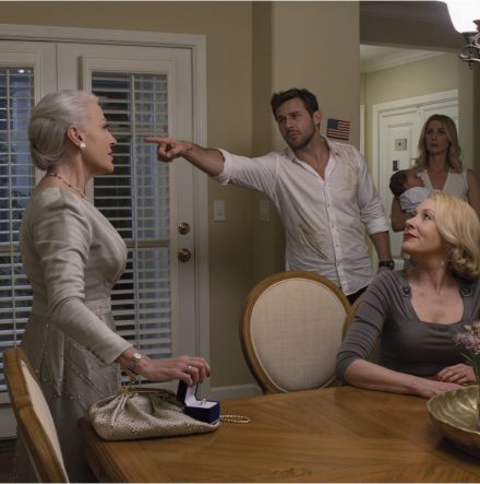 Siedząc przy stole w jadalni, w świetle ganku, które sączyło się przez żaluzje, mój syn przesunął w moją stronę kopertę manilową i powiedział: „Mamo, przeproś moją teściową albo wynoś się z mojego domu”.