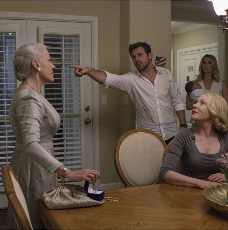 Siedząc przy stole w jadalni, w świetle ganku, które sączyło się przez żaluzje, mój syn przesunął w moją stronę kopertę manilową i powiedział: „Mamo, przeproś moją teściową albo wynoś się z mojego domu”.